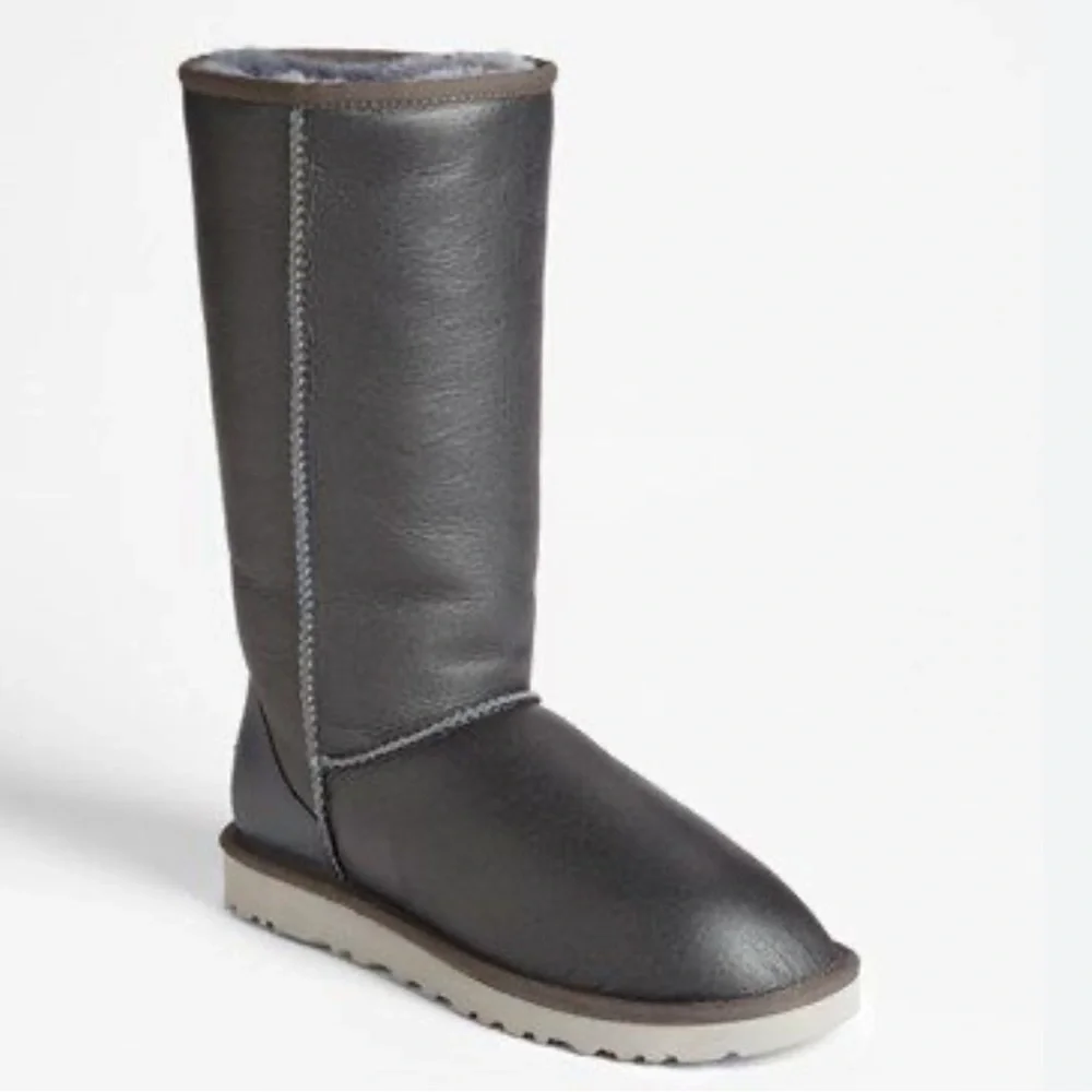 UGG Australia Classic Tall Bomber Boots Black Leather Sheepskin Lined Size 6